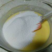 筛入10克玉米淀粉和20克低筋面粉拌匀。
