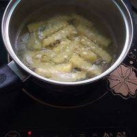 煮一锅水，沸腾后倒入薯条，滚3分钟。