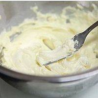 奶油奶酪提前取出软化，用打蛋器打松发。