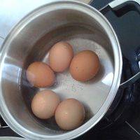 蛋放少许盐和没过蛋的水煮熟。