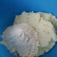 土豆中加入面粉