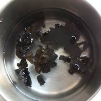 木耳用清水浸泡；