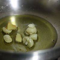 炒锅放橄榄油爆香姜蒜。