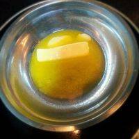 黄油隔水软化到完全溶解。