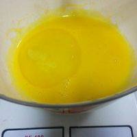 蛋黄打散～放入20g液化黄油，用打蛋器搅拌均匀