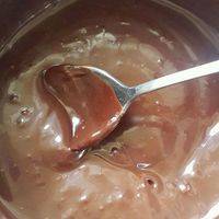 制作巧克力甘纳许:将淡奶油与巧克力放入奶锅中加热至巧克力融化，放至温热，涂在蛋糕卷上装饰。