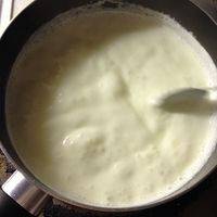 煮好后离火，加入几滴柠檬汁或者少量苹果汁啊橙汁啊等等，搅拌均匀后静置冷却15分钟左右。等不是特别热后倒入容器或模具（避免使用不可食用的塑料盒，精致一点的布丁瓶，粗糙一点碗啊杯子啊都可以）