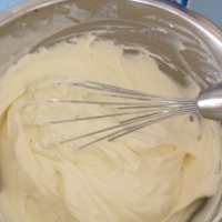 动物性鲜奶油加入20克糖开始打发，用手动打蛋器很容易打发至浓稠状，再加入适量奶粉继续打至9分发。