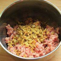 猪肉末放入锅中，将乌江榨菜剁碎放入