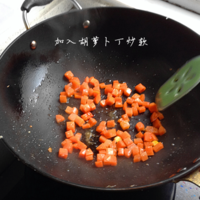 炒锅洗净再倒入适量橄露橄榄油，放入胡萝卜丁煸炒至软。