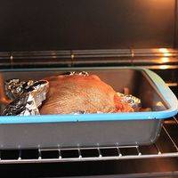 烤箱预热，中下层，200度，60~80分钟（具体等视鸡的大小，烤箱的温度等而定）。