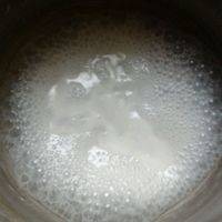 待锅中的牛奶沸腾时，开小火。