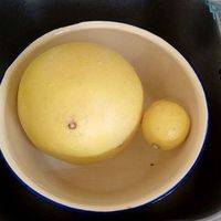 用盐清洗柠檬和柚子。