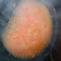 可以用锅铲把西红柿压碎，小火慢慢的把西红柿熬烂，待西红柿变成浓浓的汤汁时就可以把蛋下锅了