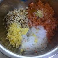 姜粉、盐、味精、油放进馅料里，调拌均匀；