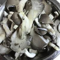 用手将平菇撕开