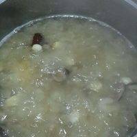 准备好铁锅，放入大量的清水，这时再把莲子丢进锅里大火煮10分钟，然后把银耳红枣一起倒入锅里，大火煮10分钟，这时转成小伙慢慢熬制就行了，过程中需要不停的搅拌一下银耳汤，否则会粘锅的，慢工出细火，时间大概为1个小时喔~