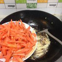 将胡萝卜下锅同炒至味。
