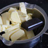 把黄油和巧克力切成小块，放在隔水碗中。