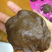 包啦！面皮用手压扁，四周用手轻轻再压扁往外