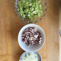 鱿鱼须焯水切碎，洋葱和圆白菜切碎备用。