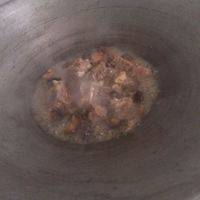 加入蘑菇 蒜头和适量水盖上盖子中小火焖10分钟 中间加水 防止干锅