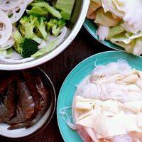 白菜，圆白菜和虾不需要焯水，其他的焯好后沥干备用