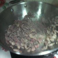 羊肉切薄片，锅中适量油放少许姜片开炒