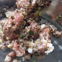 鲜肉和香菇剁碎，加入盐和生抽