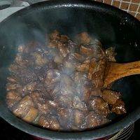 锅下少许油放姜爆香，倒进柱侯酱爆香，下羊肉炒出油。