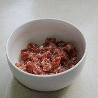 猪肉剁成蓉,加盐,料酒,酱油腌制15分钟