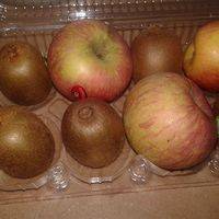 把奇异果和苹果放一起, 放室温保存, 一星期内奇异果就熟了。