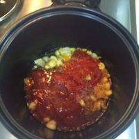 热少许油，放入葱花蒜末姜末，再放入两勺韩式辣酱，和两勺番茄酱。小火翻炒两分钟