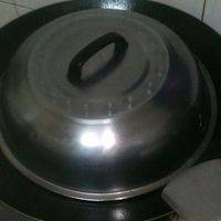 锅边加入适量开水盖好锅盖煮5分钟。