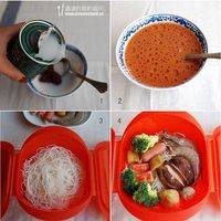 红咖喱酱加椰浆调匀，用勺子将酱块反复碾压调到没有疙瘩，将再加入适量高汤。
