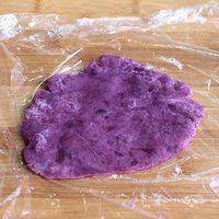 取适量紫薯泥(50克左右）在保鲜膜上（可以在保鲜膜上先抹点水防沾），压平。