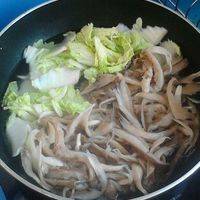 锅内烧开水，然后把蘑菇和白菜放进去焯水