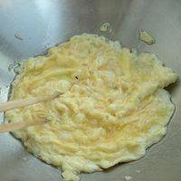 炒锅倒油，油热后倒入蛋液迅速搅拌，把鸡蛋炒成絮状后盛出备用。