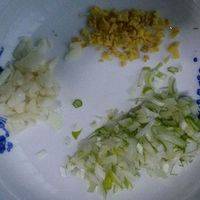 香菇切丁、葱姜蒜切碎