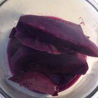 紫薯蒸熟后用搅拌机加适量水打成泥。