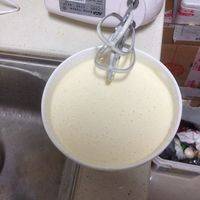 1、将125g的奶油奶酪和60克的牛奶融合在一起并搅拌均匀；2、再加入30克的融化的黄油一起搅拌；3、将准备好的30g的低筋面粉还有10g的玉米淀粉分别加入搅拌至无颗粒。（如图）