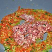 肉末煸炒至肉色变白、松散。

