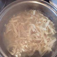 豆腐皮切丝放入沸水中烫一分钟。