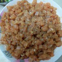 鸡肉切丁，放入适量生抽，盐，鸡精，料酒，生粉腌制调味