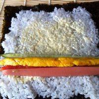 米饭上面加些沙拉酱，铺上火腿肠，胡萝卜、鸡蛋，黄瓜。