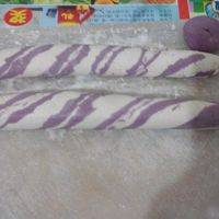 糯米粉团搓成条，紫薯分6小团搓成细长条粘在上面再搓融合一起。