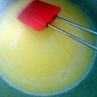 黄油和水加一克盐，十克糖煮沸，搅拌均匀。色拉油也可以。
