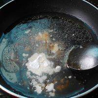 把汤汁倒入小锅中，加蚝油、淀粉拌匀；
