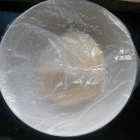 面团团圆后装进碗内盖上保鲜膜。 

