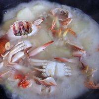 煮了七八分钟，汤变白色，螃蟹，冬瓜熟了，加适量盐